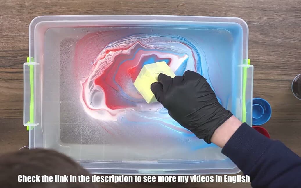 用水给魔方染色 DIY 视频封面